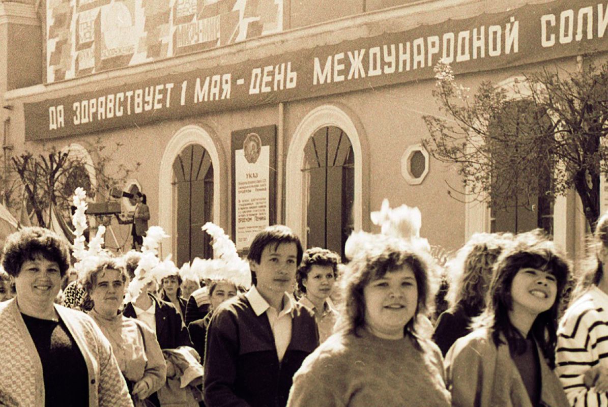 1 мая 1989 года. Астрахань, площадь В. И. Ленина, колонна студентов и преподавателей Рыбвтуза. Фото В. Лоянича.