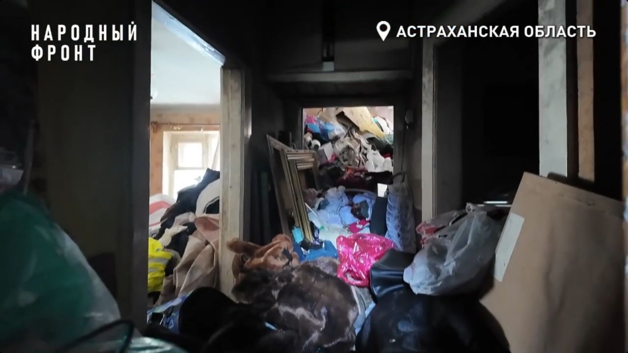Свою квартиру астраханец превратил в свалку выше человеческого роста.