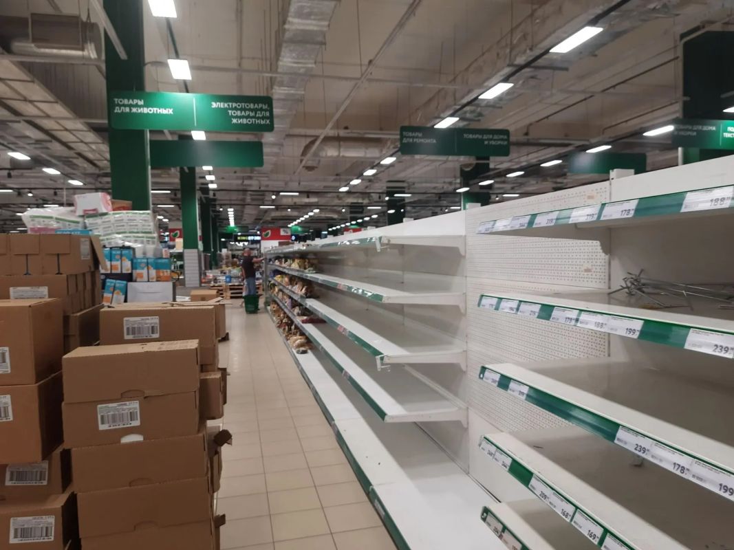 Некоторые полки совсем опустели.