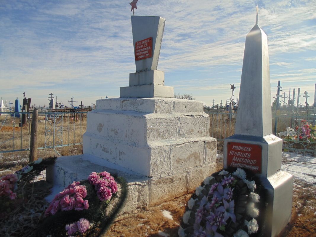 Братская могила в селе Старица, в которой захоронено 250 красноармейцев, находится на местном погосте.