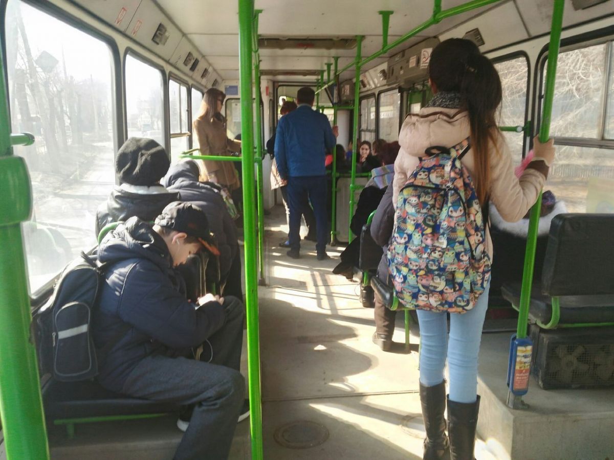 Лосины в автобусе. Дети безбилетники в автобусе. Фотосессия в автобусе. Автобус для детей. Школьника высадили из автобуса.