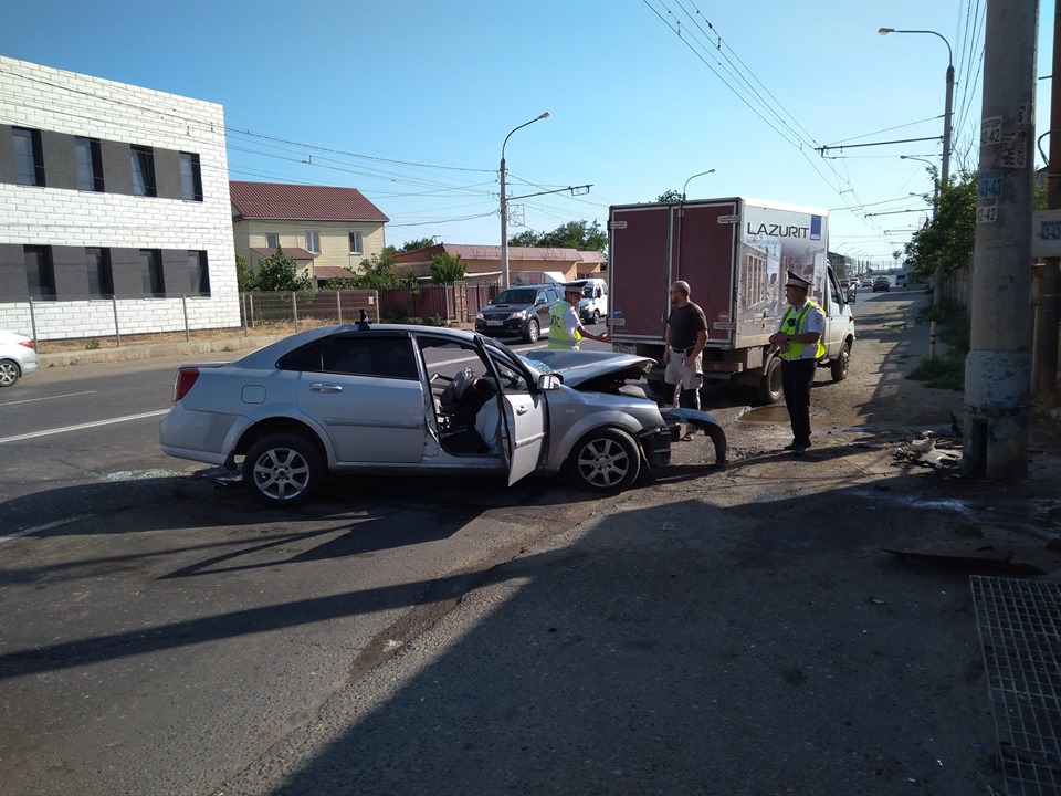 Машину расплюшило, водителя увезли на «скорой»: в Астрахани иномарка врезалась в столб