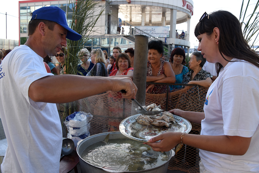 Работа в день астрахань. День рыбака 2019 в Астрахани. Фестиваль ухи Астрахань. День рыбака традиция. С днем рыбака уха.
