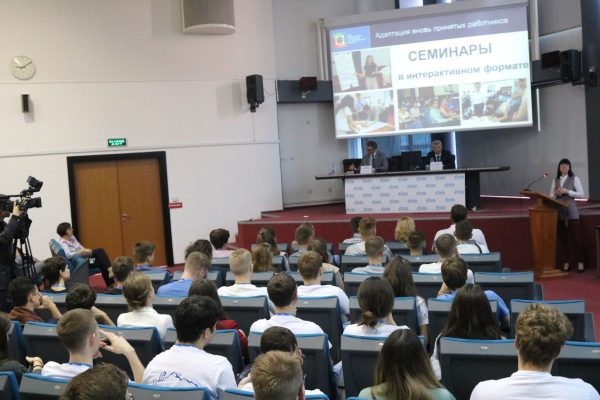 В административном центре астраханских газовиков перед обзорной экскурсией ребят познакомили с деятельностью ООО «Газпром добыча Астрахань»