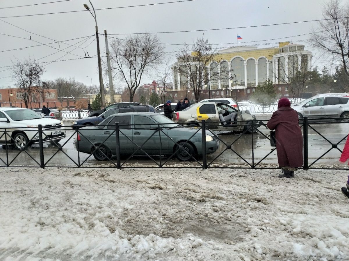 У маршрутки вывернуло колесо: две девочки, ехавшие в микроавтобусе, пострадали в сильном ДТП в центре Астрахани