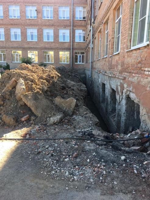 Астраханцы сообщили об опасности на территории ремонтируемой школы