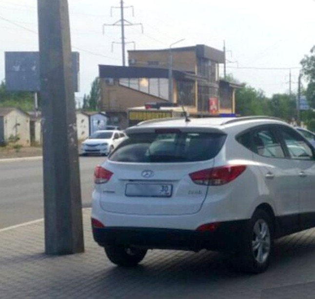 Любительницу парковаться на тротуаре в Астрахани нашли через Интернет