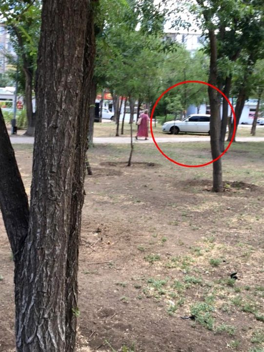 Астраханский водитель использовал парк в качестве стоянки
