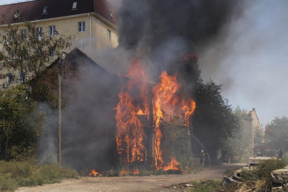 Что горит в астрахани сегодня. Горить. Астрахань пожар на мусы джалиля. Астрахань ярмарка пожар. Что горит в астрахани сегодня.