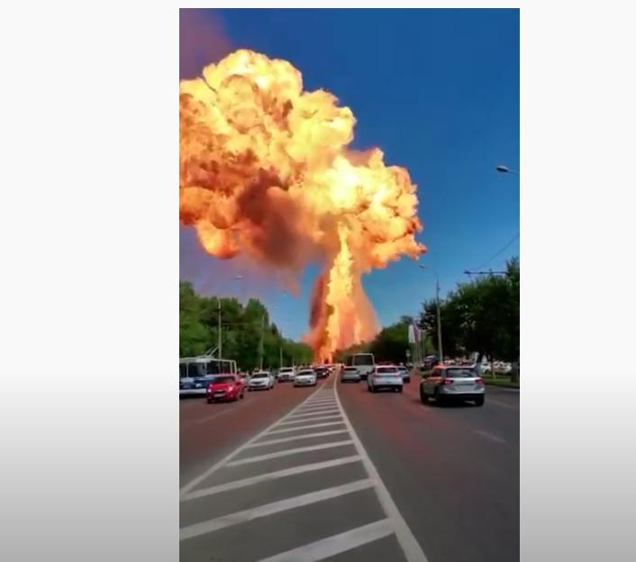Момент взрыва на заправке в Волгограде, в результате которого ...