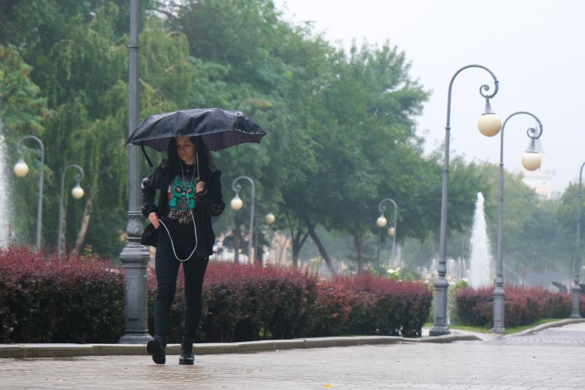 Самый дождливый месяц лета. Вместо зонта. Капюшон вместо зонта. Самый дождливый месяц в Кисловодске. Вместо зонта квадратный плащ.