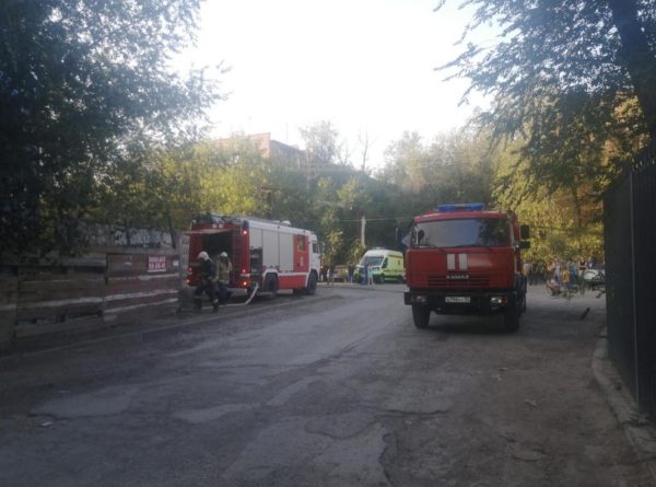 В Астрахани ликвидируют крупный пожар
