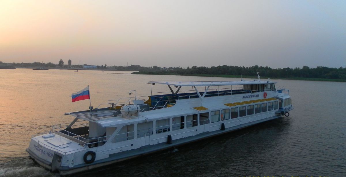 Теплоход на волге. Прогулка на трамвайчике астрахань. 17 пристань астрахань трамвайчик. Москва 131. Водный трамвайчик астрахань.