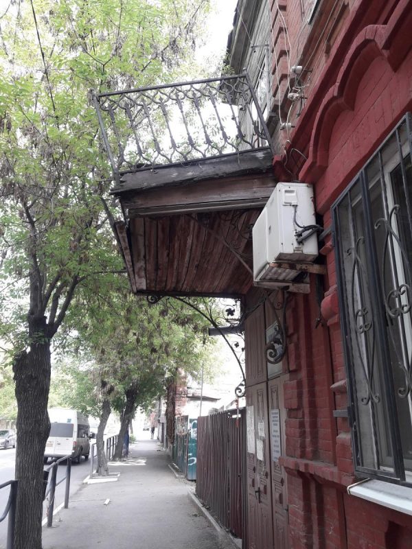 В Астрахани демонтировали опасный балкон. Фото