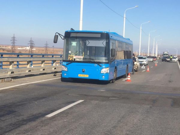 В Астрахани в автобус влетела легковушка. Водитель последней в больнице