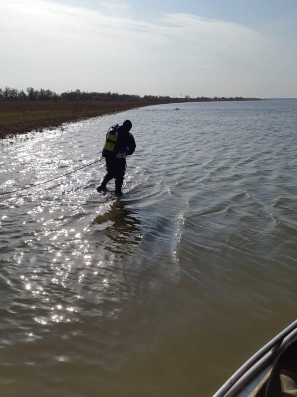 Пропавшего в Астраханской области туриста ищут водолазы