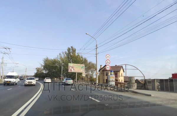 Проблемный мост в Астрахани закрыли для пешеходов и большегрузов