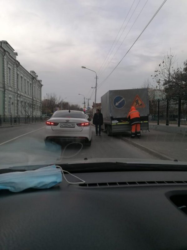 Выйду на перекресток. Перекресток Астрахань. Движение в Астрахани перекрестки. Дорога с нового моста и Савушкина перекресток Астрахань. Пожилой на перекрестке.